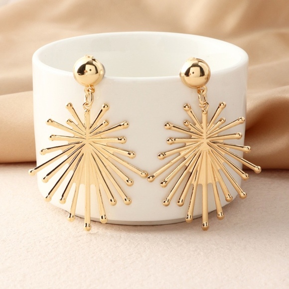 **LESSIE* Gold Irregular Star Shaped Fashion Earrings - Picture 1 of 5